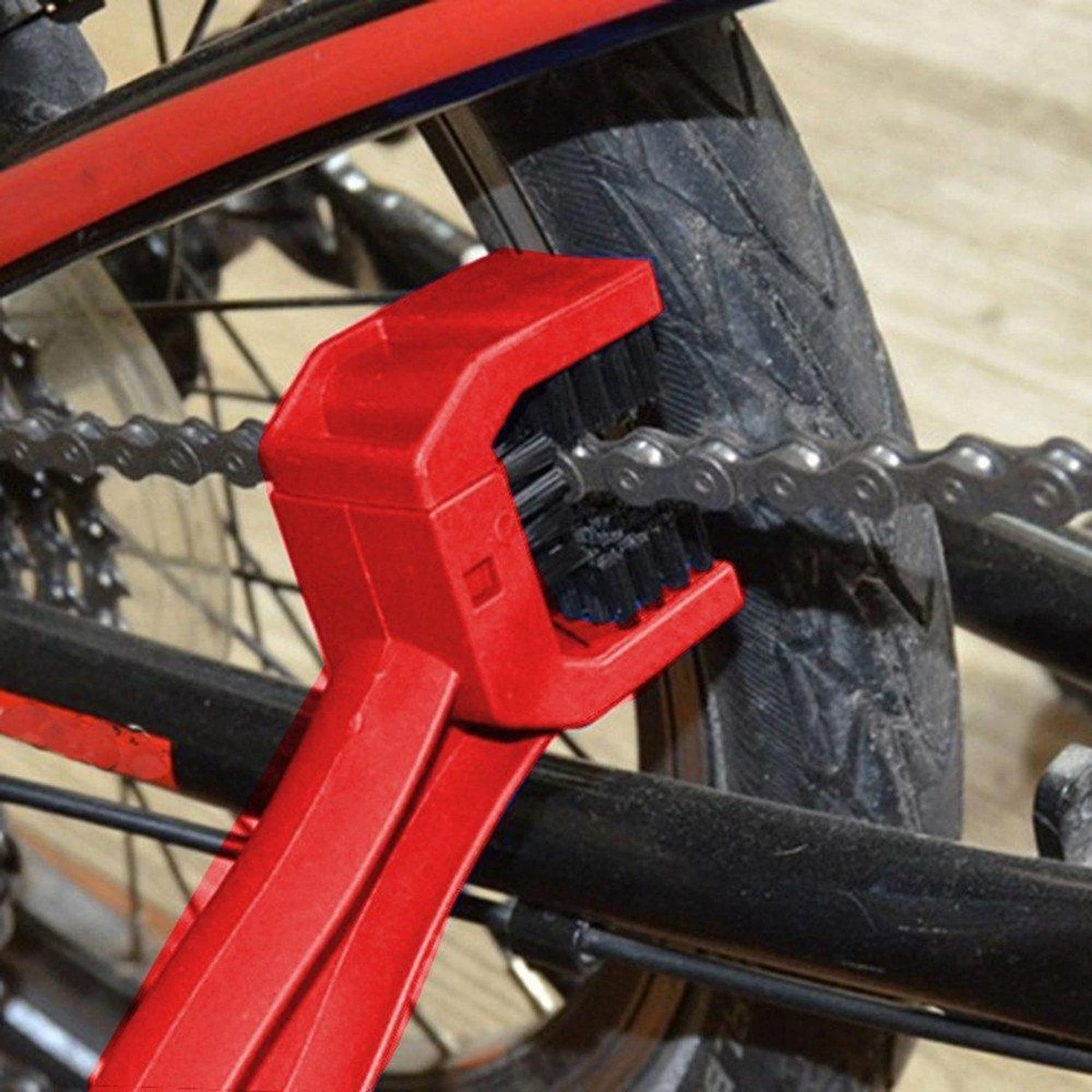 Merkloos Kettingborstel Voor Fiets, Motor En Snorfiets - Fietsketting Reiniger / Schoonmaak / Onderhoud - Fiets Ketting Schoonmaken - Fietsborstel - Borstel – Universeel – Rood - Afbeelding 2