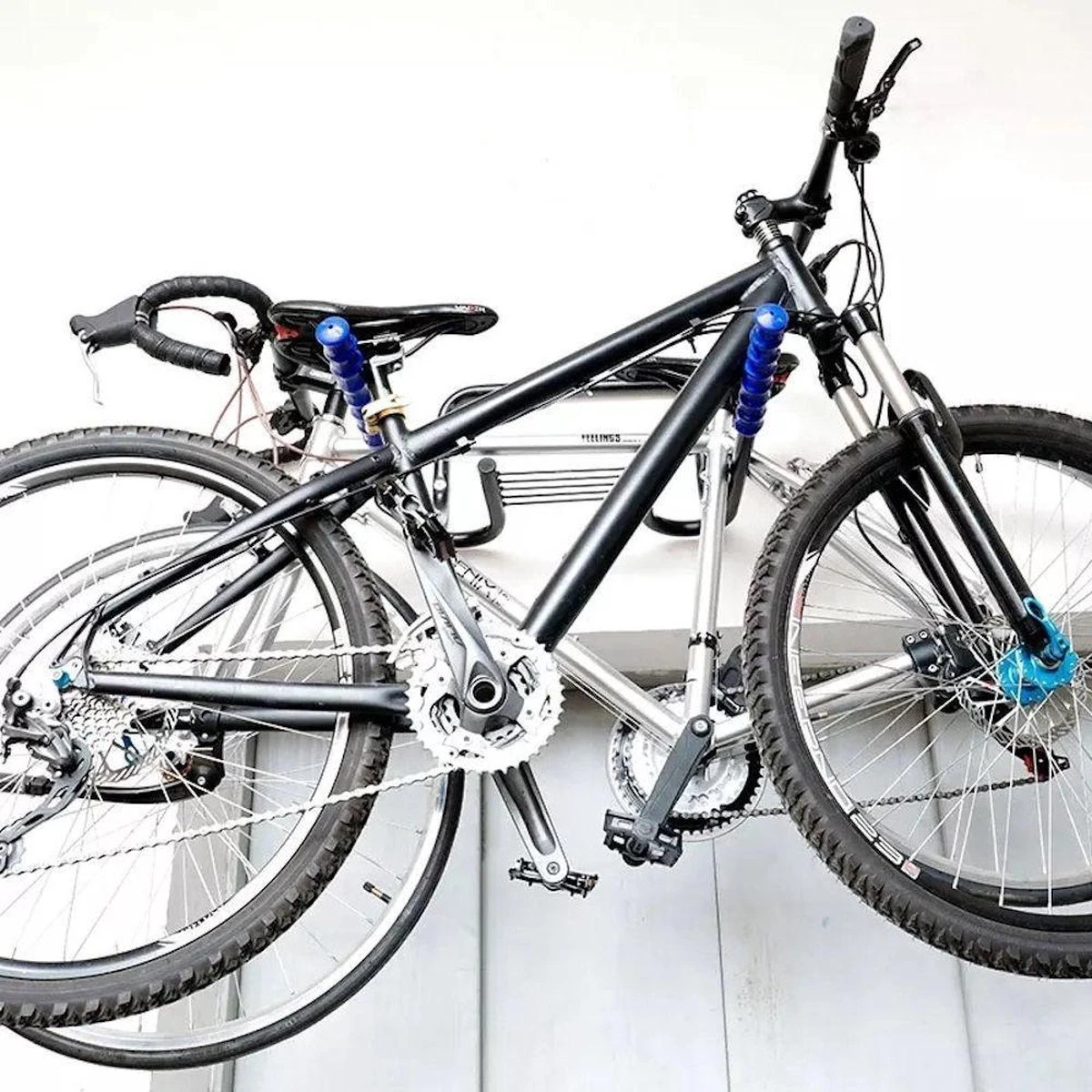 Merkloos Decopatent® Fiets Ophangsysteem Voor 2 Fietsen - Fietsenrek - Legplank Voor Helm - Fietshaak - Muurbeugel Fiets - Wandmontage - Afbeelding 7