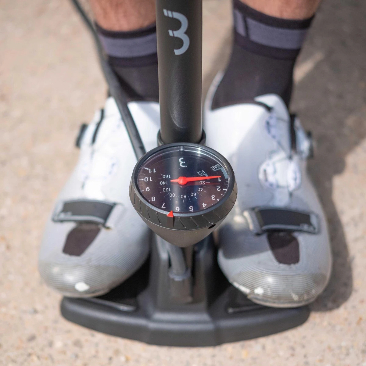 BBB Cycling AirWave Fietspomp Met Drukmeter - Fiets Pomp Racefiets En Mountainbike - Voetpomp Fiets 9 Bar - Zwart - BFP-20 - Afbeelding 3